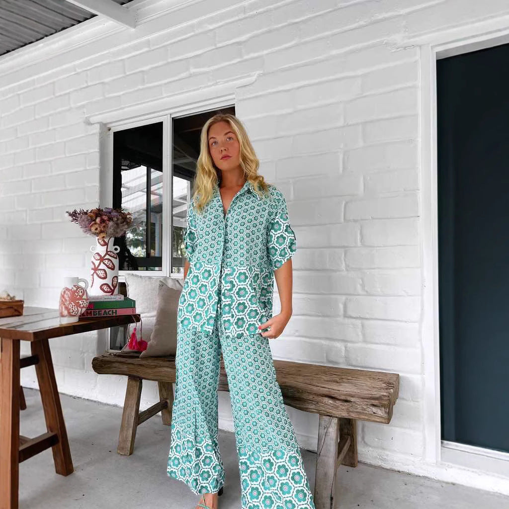 Kvinne chic bluse-bukse kombinasjon med blomstertrykk og løs passform