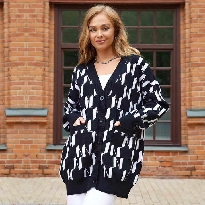 Dame grafisk strikket cardigan med store knapper og lommer Skjora
