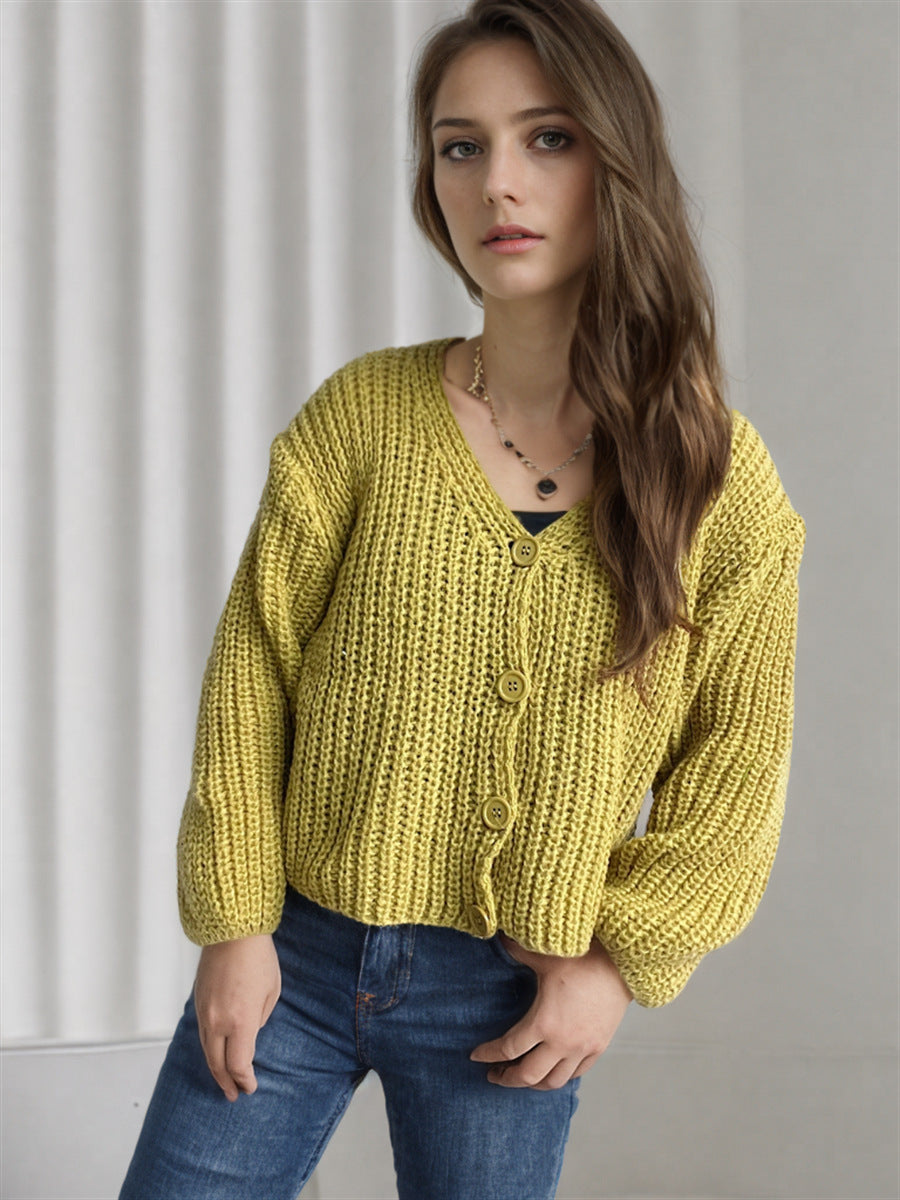 Kvinnenes kort cardigan med chunky strikkstruktur og store knapper Skjora