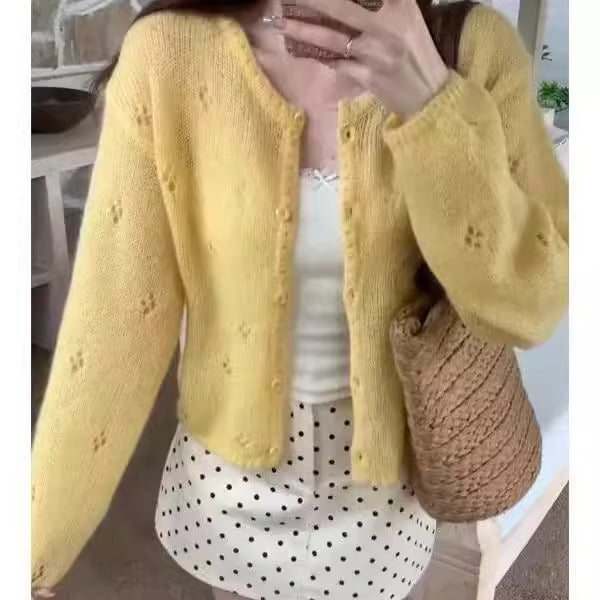 Kvinnens cardigan med delikat blomstermønster og elegante knapper Skjora