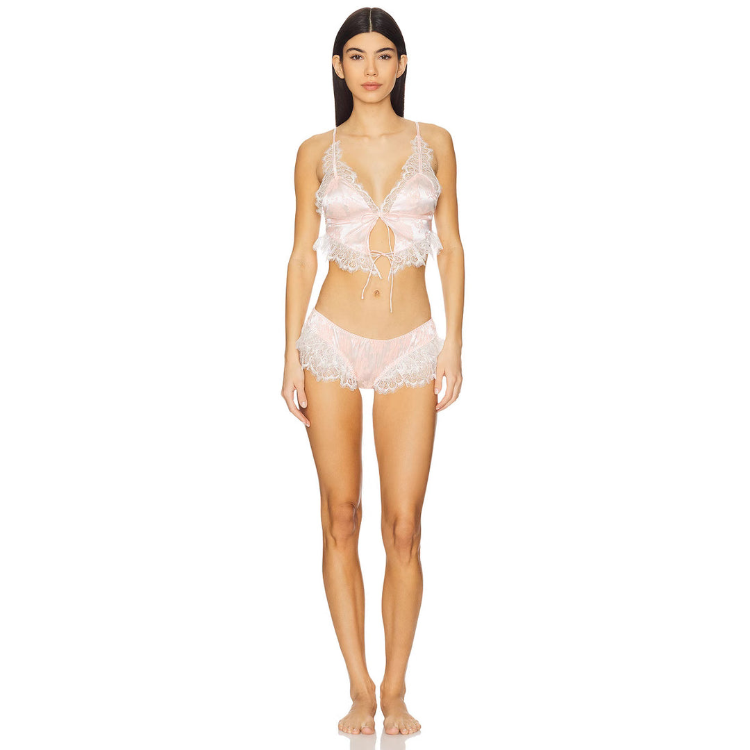 Dame blond babydoll-set med volangdetaljer og skinnenende satin Skjora
