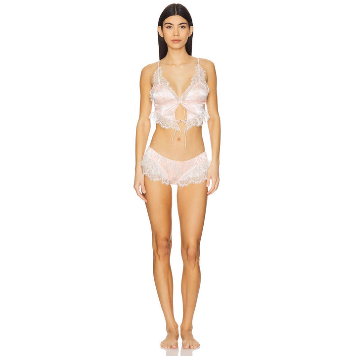 Dame blond babydoll-set med volangdetaljer og skinnenende satin Skjora