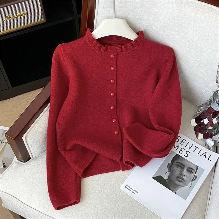 Damer elegant cardigan med feminine volanger og perleknapper Skjora