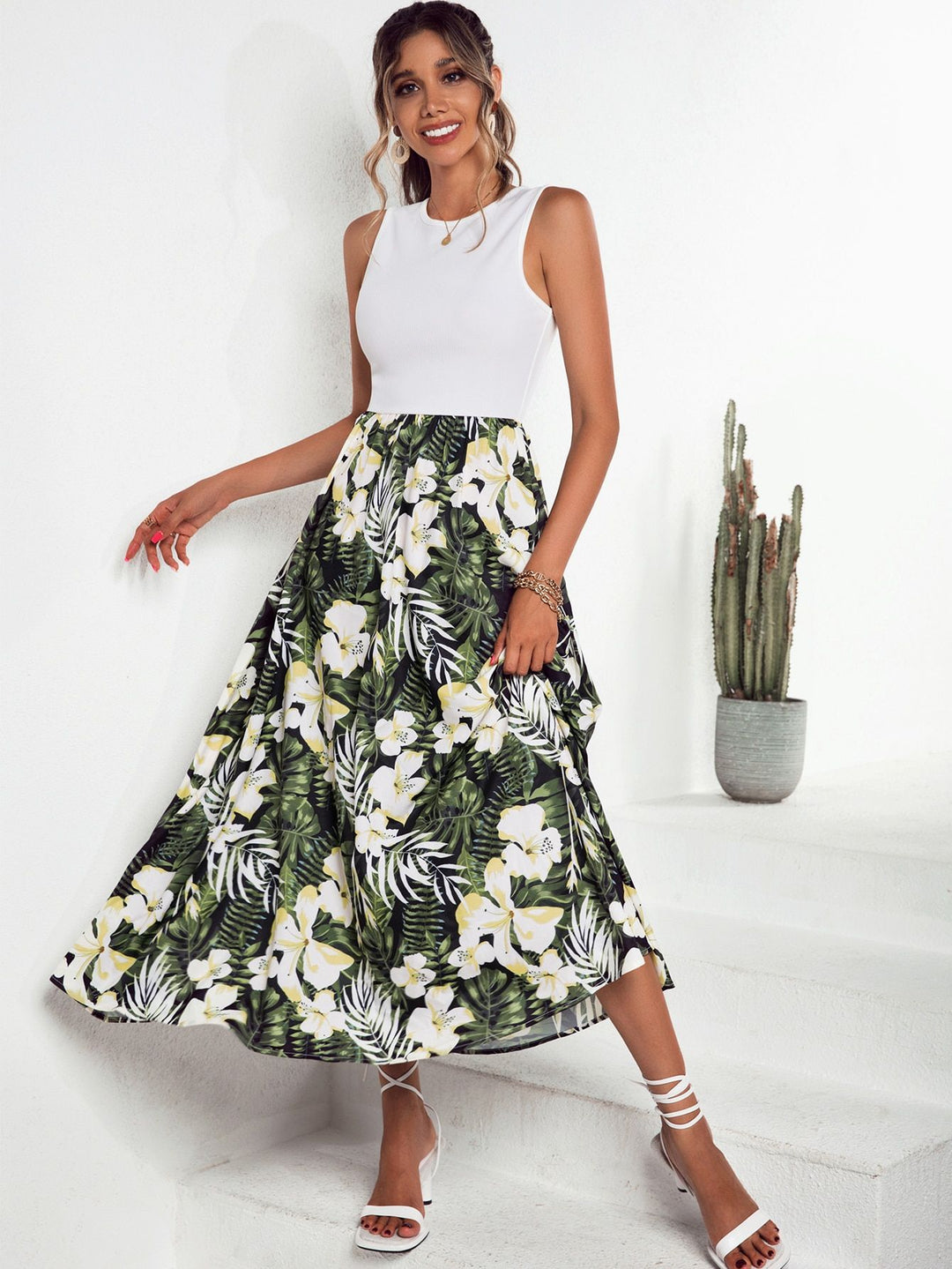 Kvinne maxi skjørt med blomsterdesign og flagrende hem Skjora