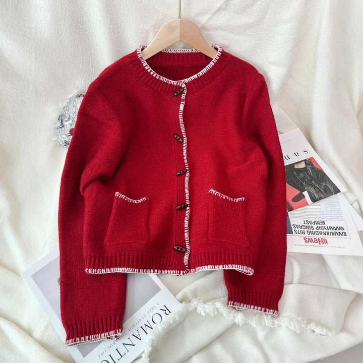 Kvinnens klassiske cardigan med kontrasterende sømmer og lommer Skjora