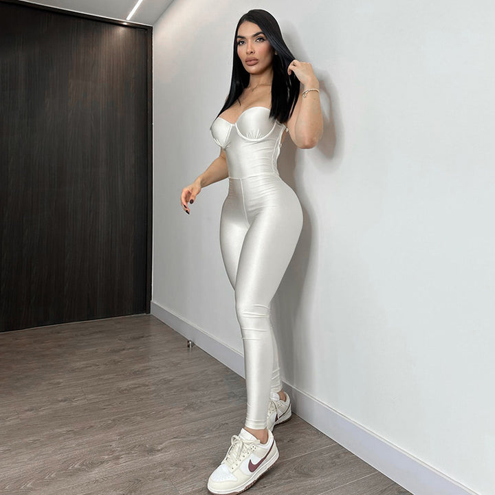 Damer figurtilpasset jumpsuit med stroppeløs design og glitrende overflate Skjora