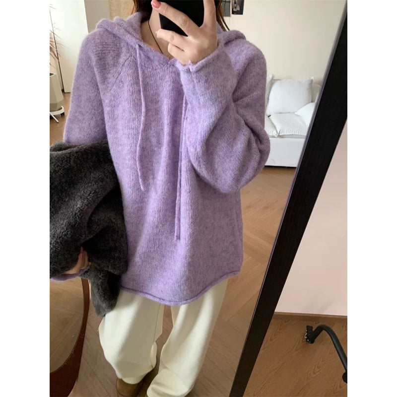 Dame koselig hettegenser laget av mykt fleece-materiale med kengurulomme Skjora
