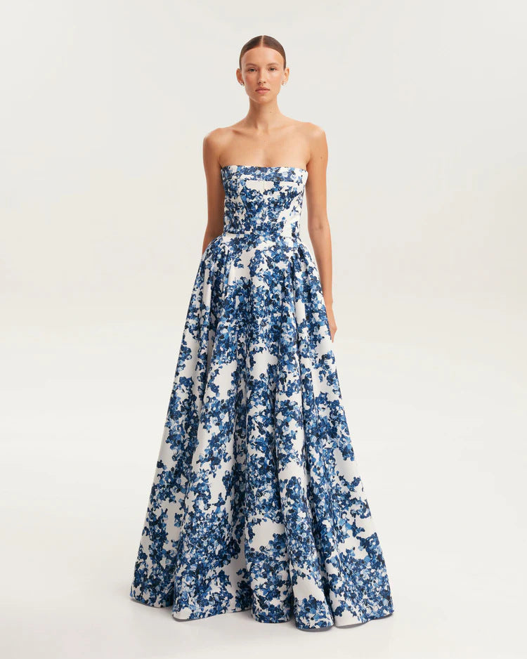 KvinneElegant blomstermønster maxi kjole med av-shoulder design Skjora