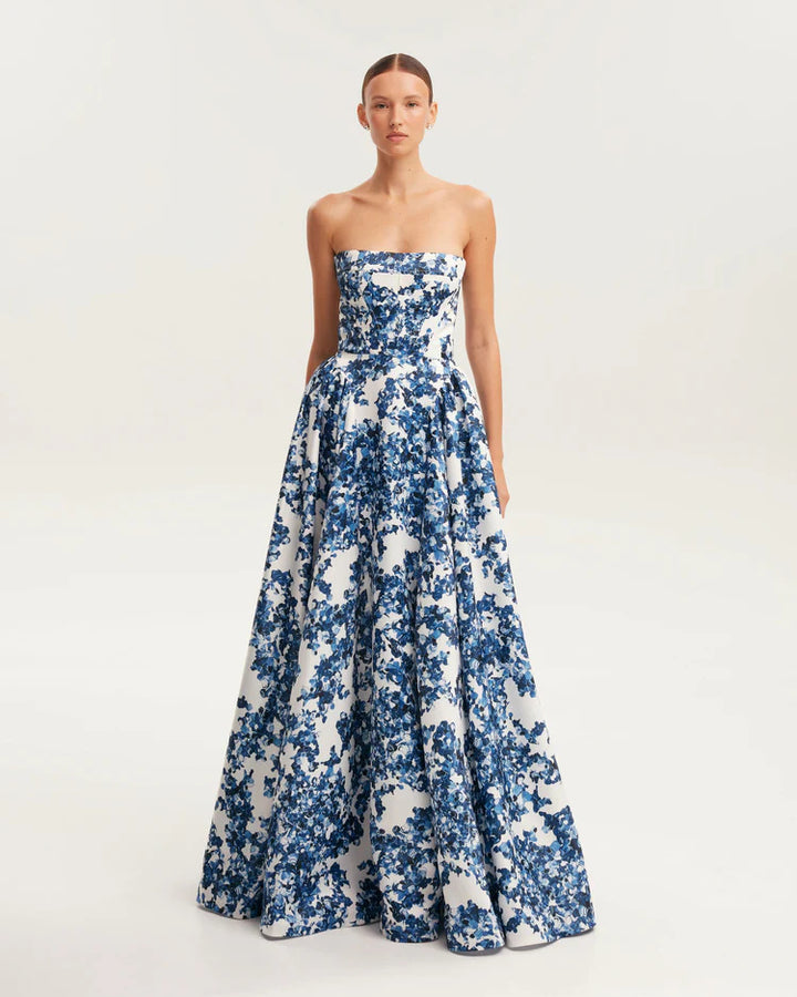 KvinneElegant blomstermønster maxi kjole med av-shoulder design Skjora