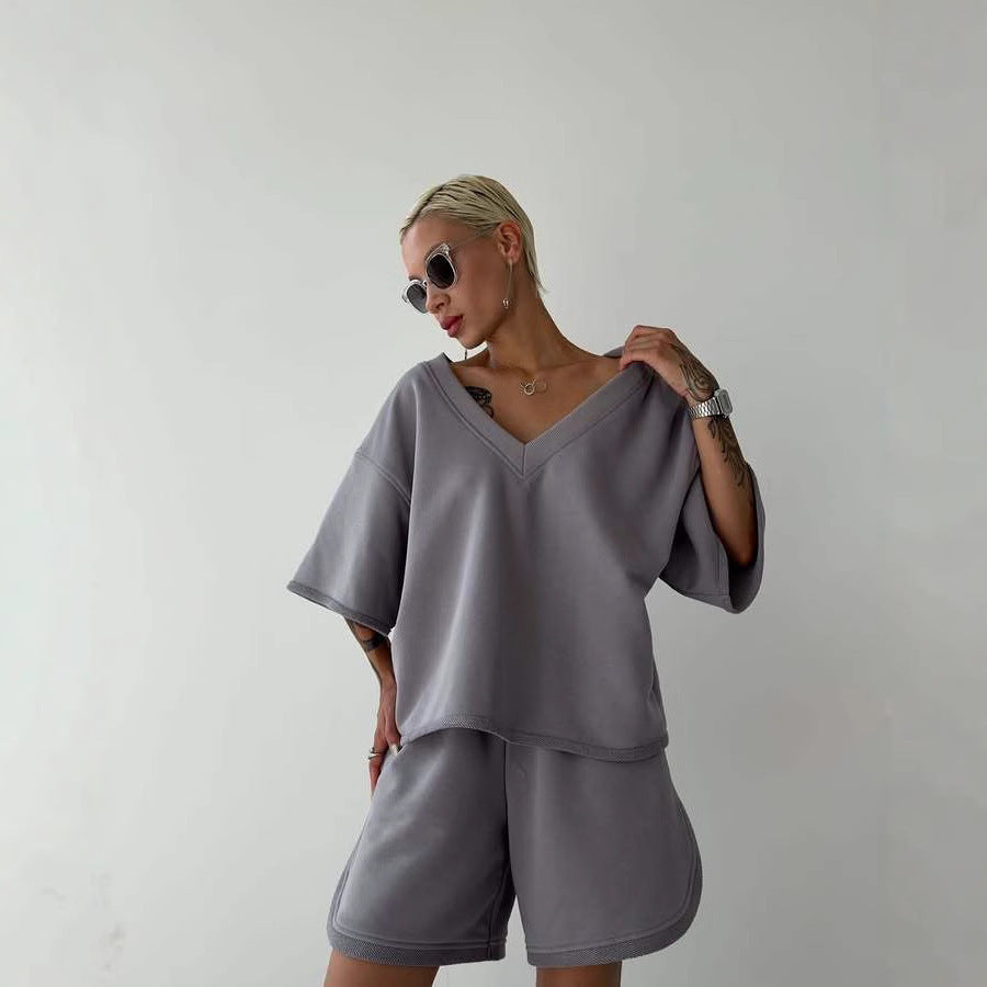 Kvinne casual sportsett med oversized topp og komfortable shorts