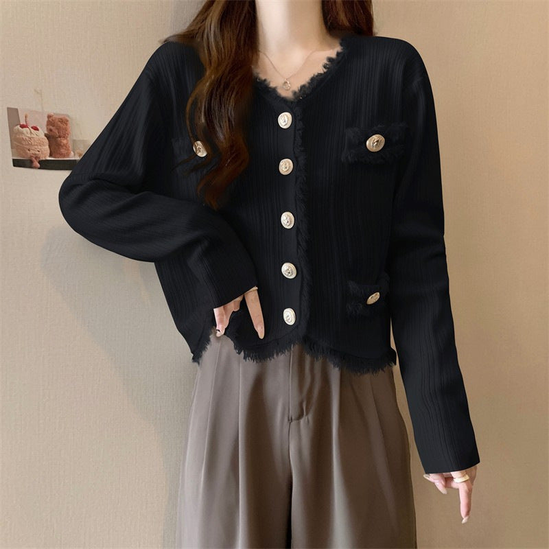 Kvinnelig komfortabel cardigan med subtile frynser og fashionable knapper