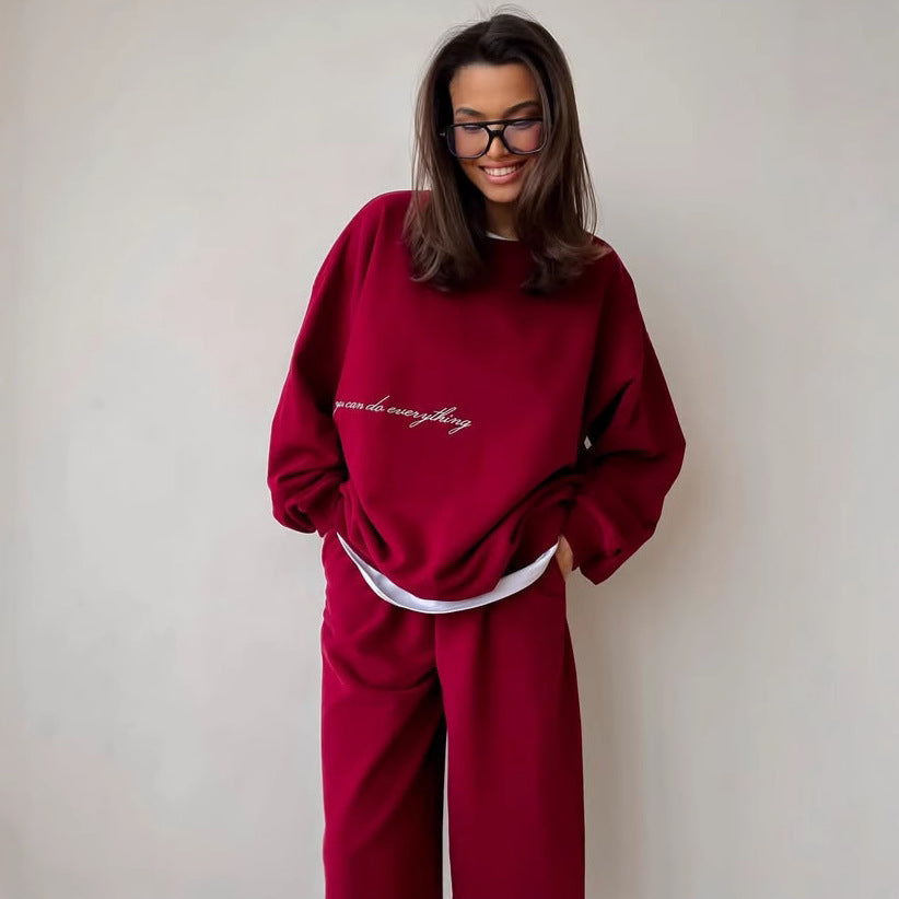 Kvinnens komfortable sett laget av oversized genser og komfortable joggebukser Skjora