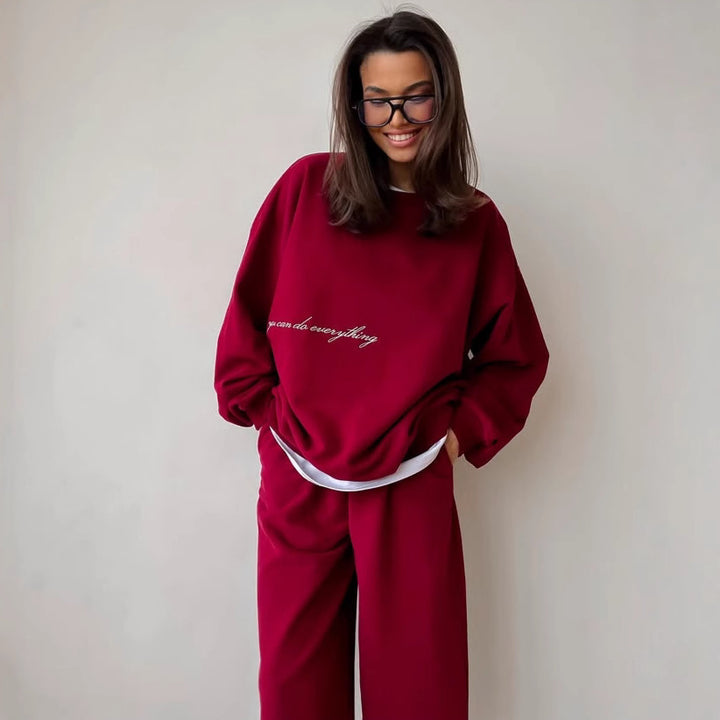 Kvinnens komfortable sett laget av oversized genser og komfortable joggebukser Skjora