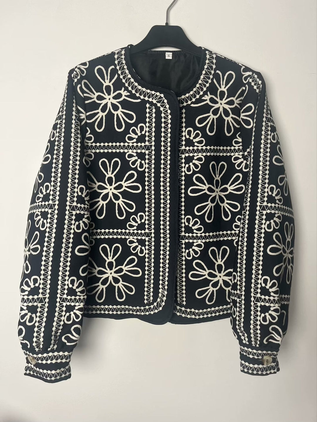 Kvinne patchwork design jakke med blomster mønster og elegante applikasjoner Skjora