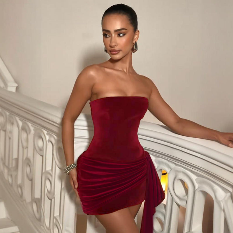 Dame elegant minikjole med asymmetrisk volangdetaljer og skulderfri design Skjora
