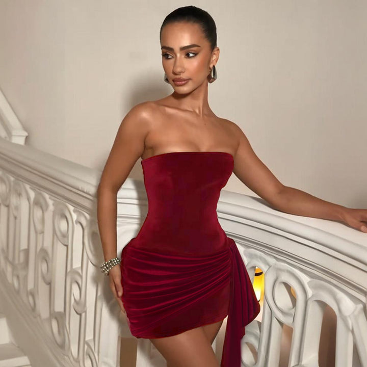 Dame elegant minikjole med asymmetrisk volangdetaljer og skulderfri design Skjora