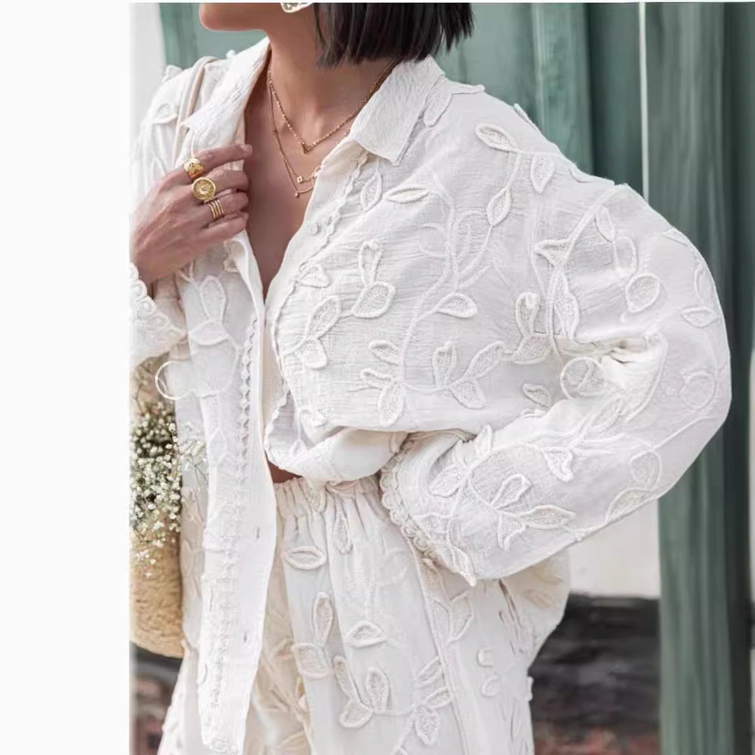Damebluse med fin broderi og luftig passform Skjora