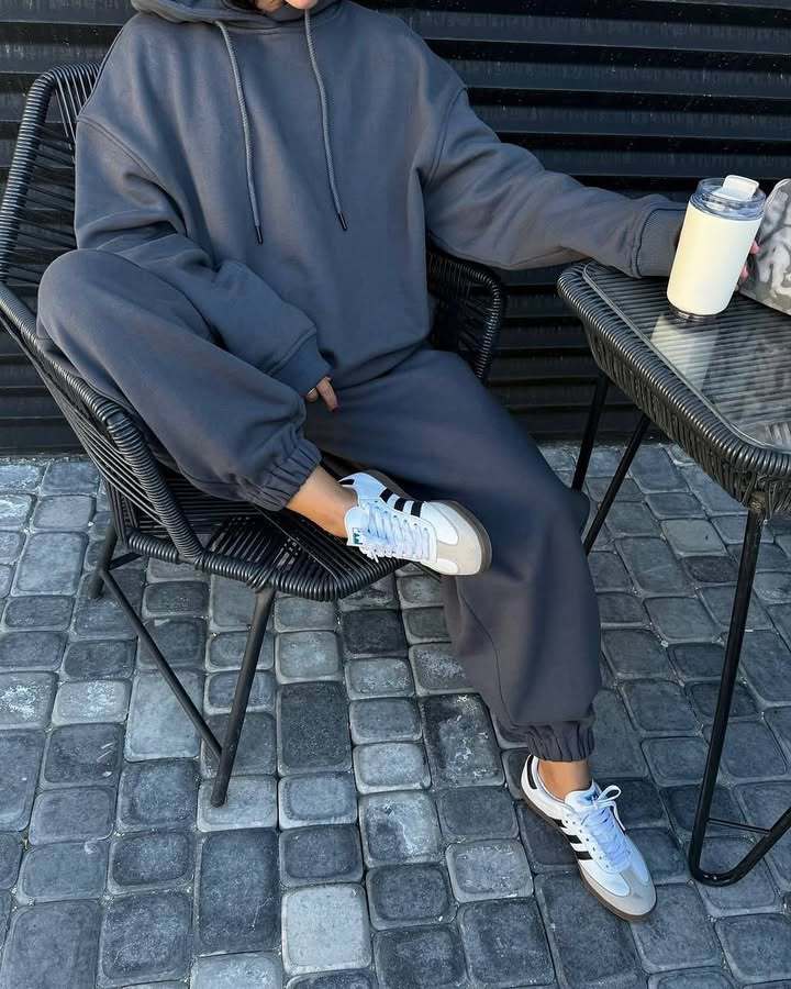 Kvinnens oversized sweatdrakt med hette og mansjetter Skjora
