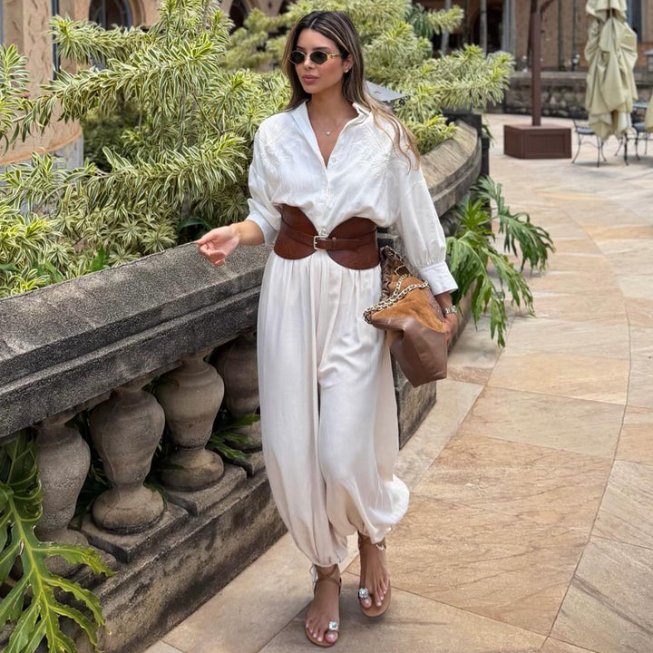 Kvinnens voluminøse jumpsuit med elegant knapp-bluse og Livbelte Skjora