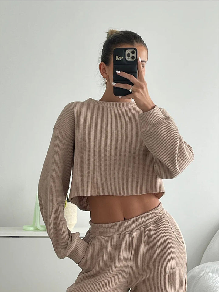 Kvinners casual sett med cropped genser og vide bukser Skjora