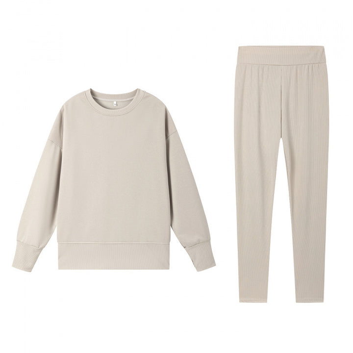 Komfortabelt treningstøy for kvinner med romslig genser og tettsittende leggings Skjora