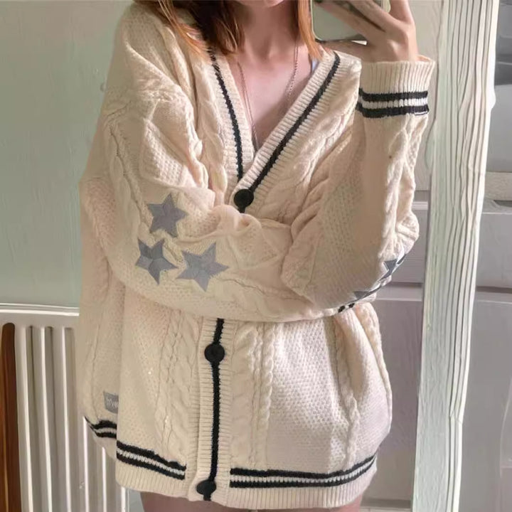 Kvinnens chunky strikket cardigan med moderne kabelmønster og elegante knappedetaljer Skjora