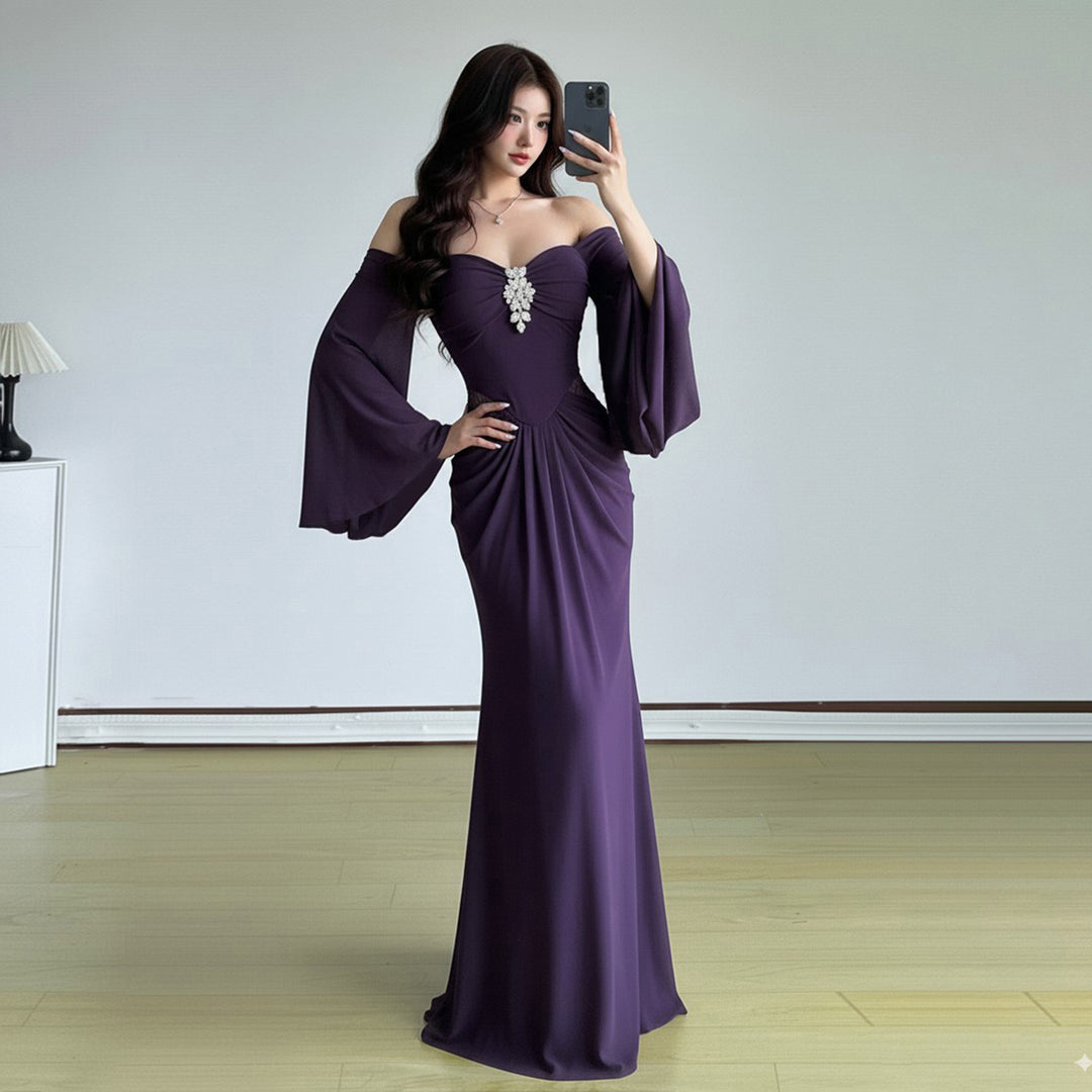 Dame elegant maxi kjole med generøse trompet ermer og raffinert cut-out Skjora