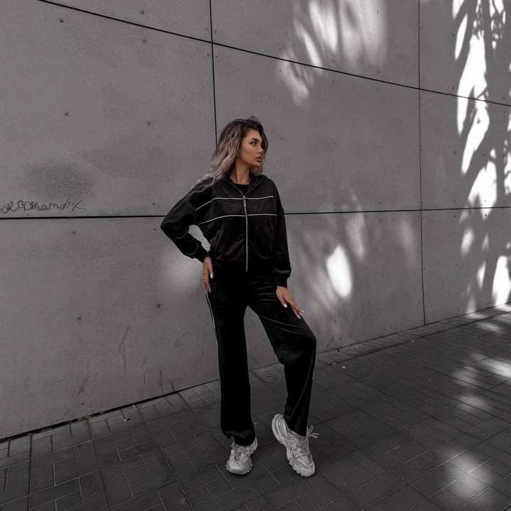 Damer sporty-elegant fleece joggedrakt med glidelås Skjora