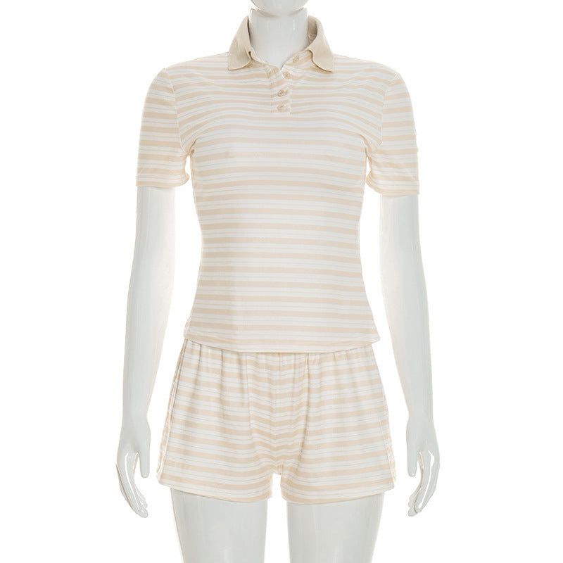 Dame stripete sovsett med polo-skjorte og shorts Skjora