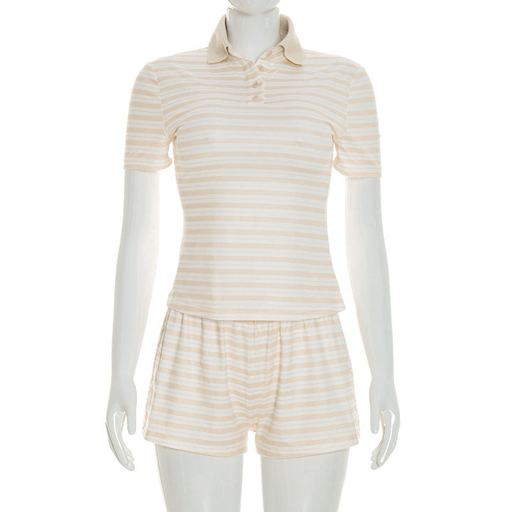 Dame stripete sovsett med polo-skjorte og shorts Skjora
