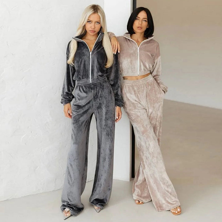 Kvinnes moteriktige velour sportdress med halv glidelås og elastiske mansjetter Skjora