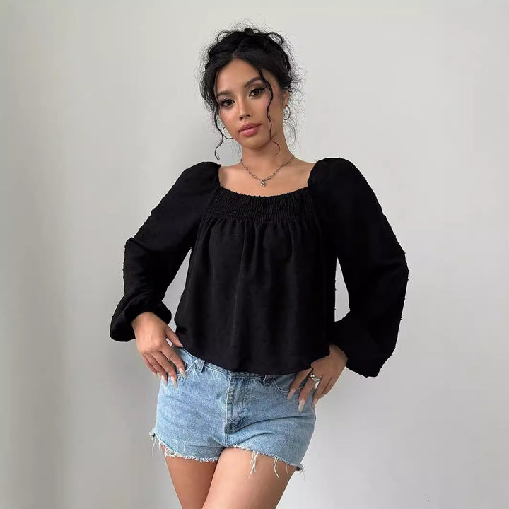 Kvinnens elegante bluse med luftige puffermer og teksturert overflate Skjora