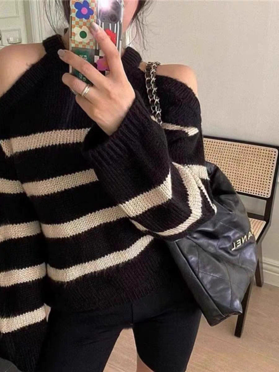 Kvinnenes oversized genser med åpen skulderdesign og stripemønster Skjora