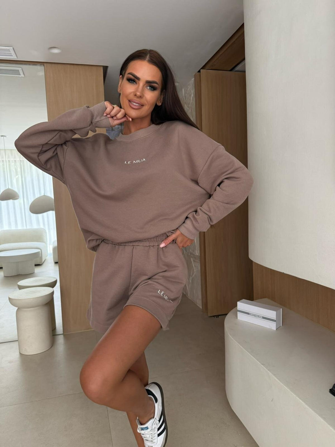Kvinnelig casual fritidssett med oversized sweatshirt og komfortable shorts Skjora