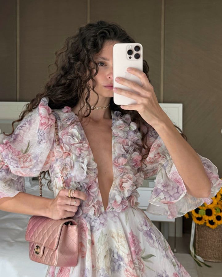 Kvinnens flytende maxikjole med romantiske ruffle detaljer og blomsterdesign