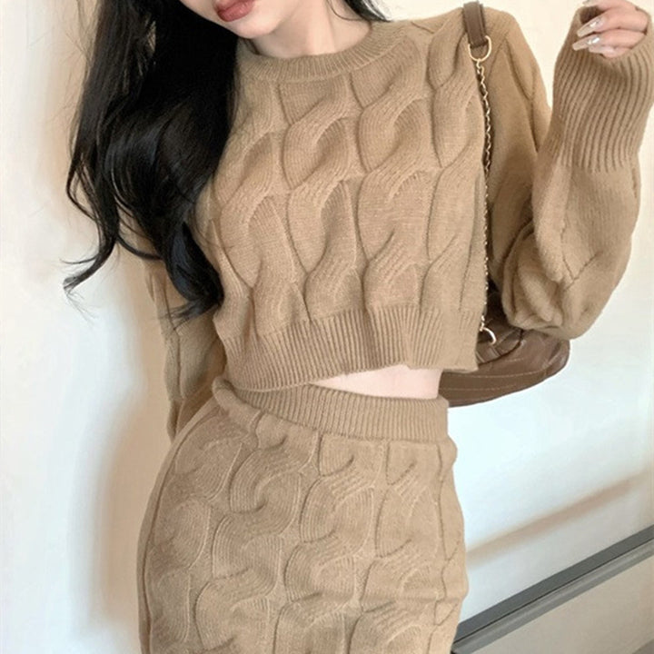 Kvinnes strikket ensemble med crop top og mini skjørt Skjora