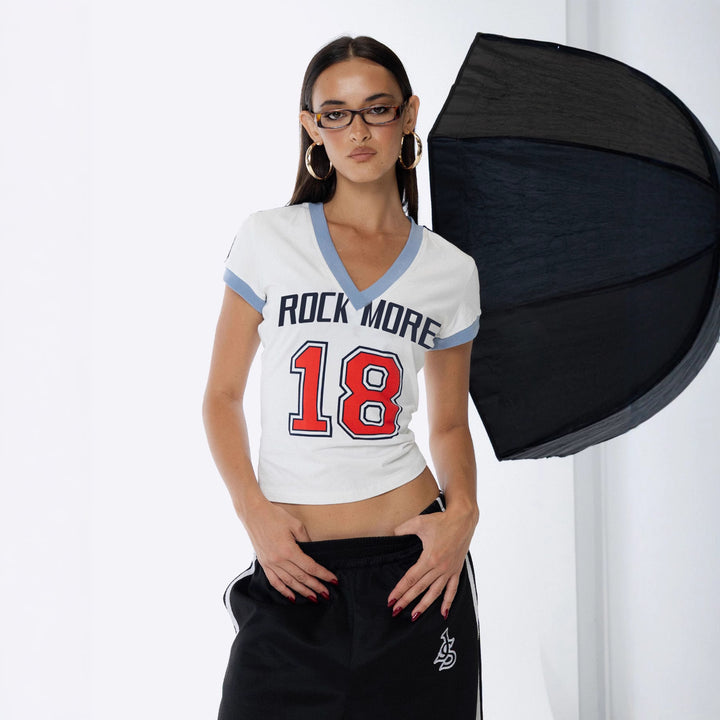 Dame V-hals kortermet skjorte med sporty statement-trykk Skjora