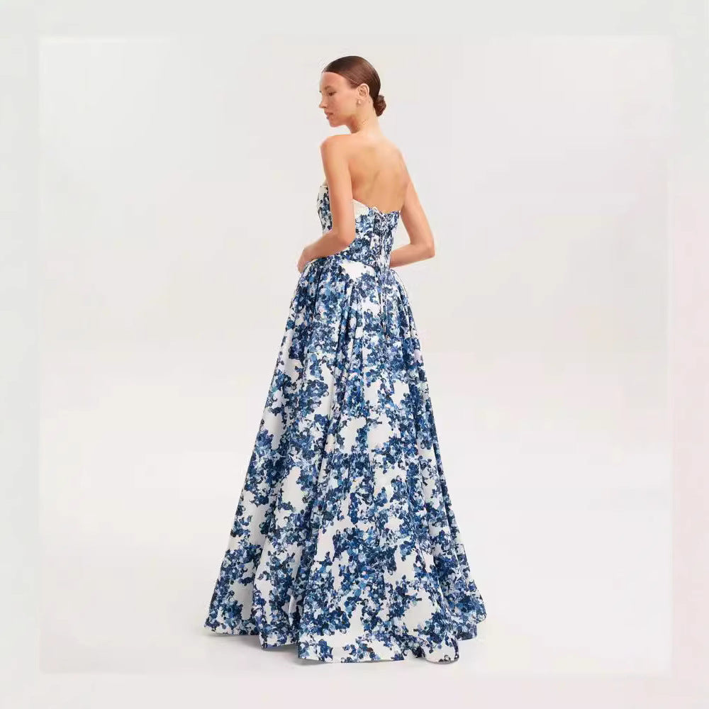 KvinneElegant blomstermønster maxi kjole med av-shoulder design Skjora