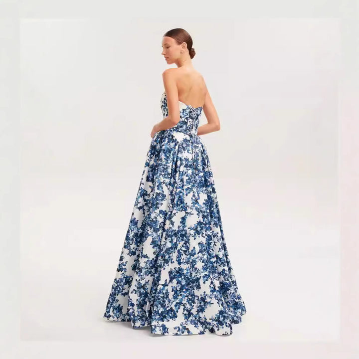 KvinneElegant blomstermønster maxi kjole med av-shoulder design Skjora