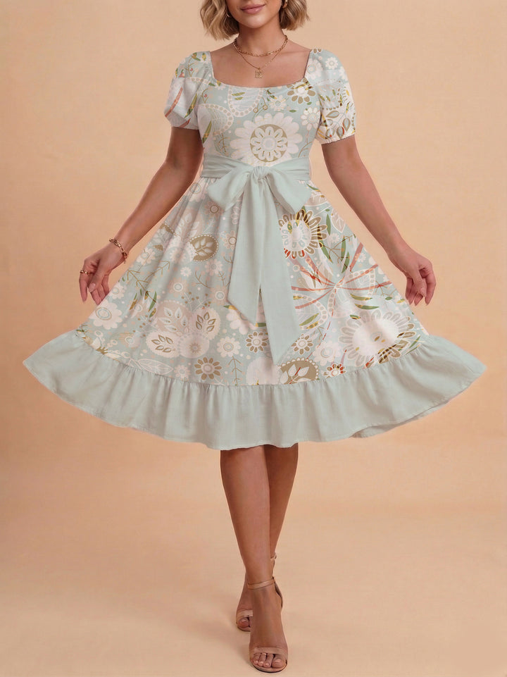 Damen modernes Blumenkleid mit elegantem Taillengürtel und asymmetrischem Saum Skjora