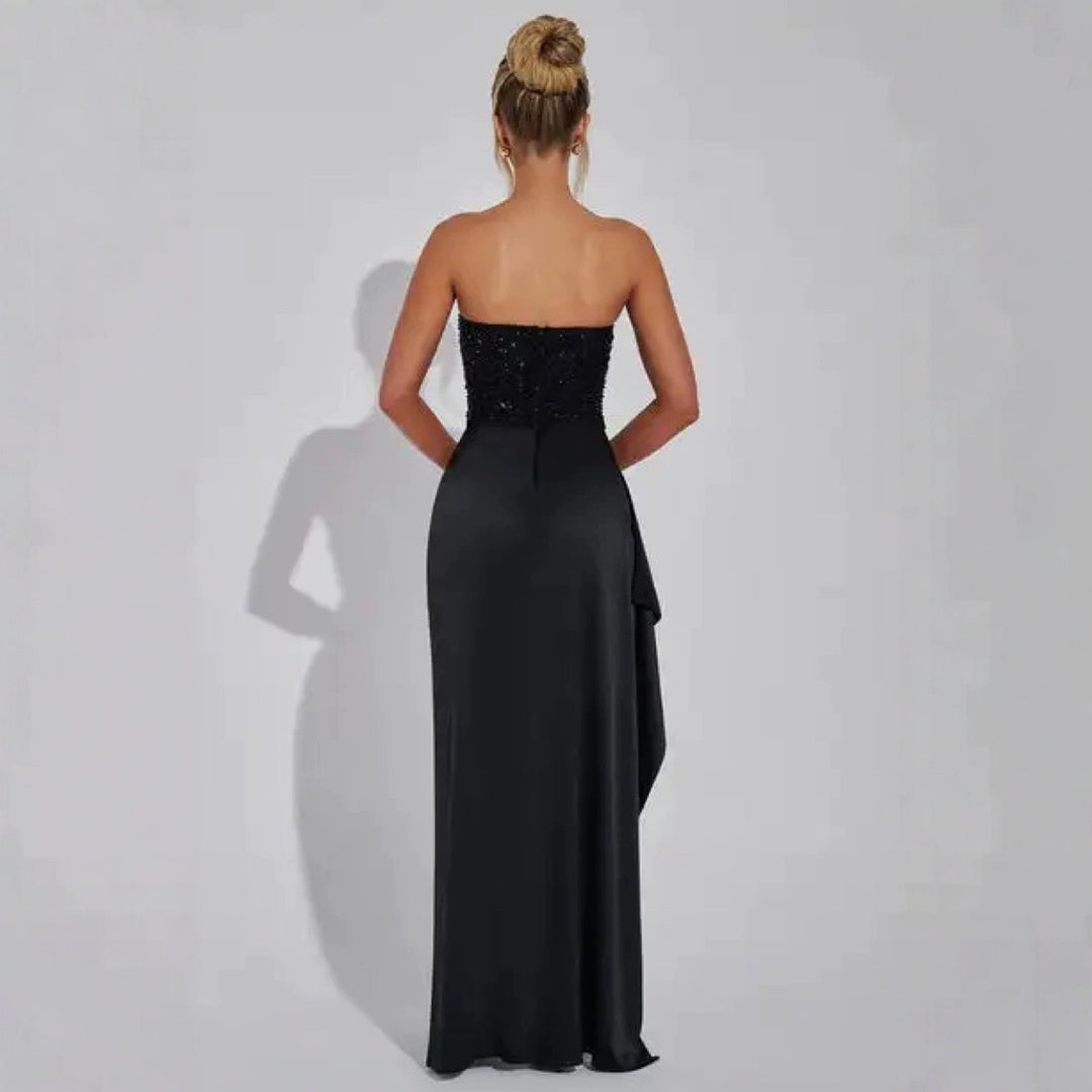 Kvinnens glamorøse kveldskjole med hjerteformet bodice og asymmetrisk glipp Skjora