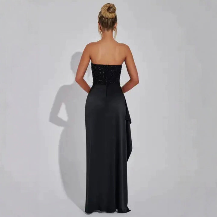 Kvinnens glamorøse kveldskjole med hjerteformet bodice og asymmetrisk glipp Skjora