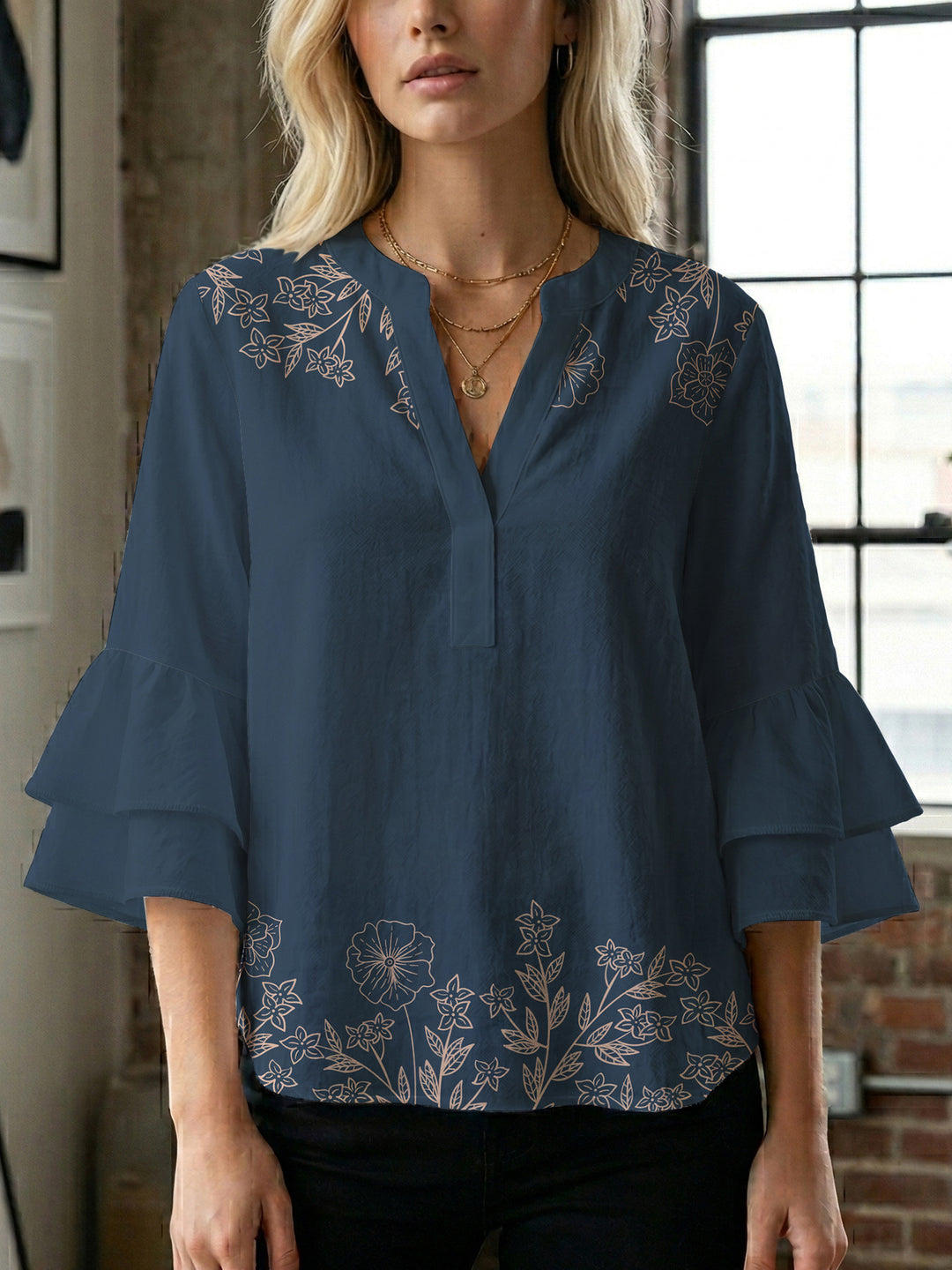 Damebluse med voluminøse volangermer og floral trykk Skjora