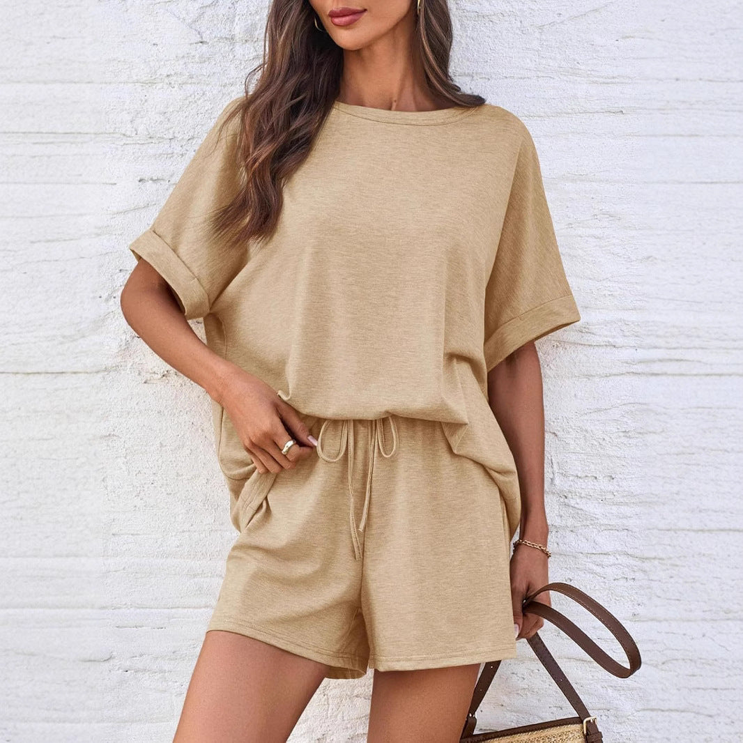 Dame avslappet fritidssett med oversized T-skjorte og shorts Skjora