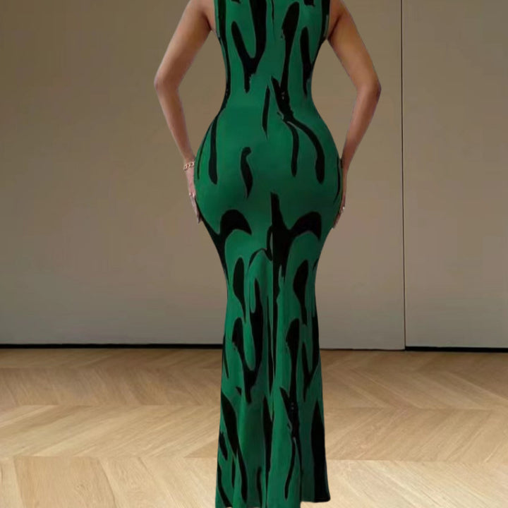 Kvinnelig elegant maxikjole med figursydd snitt og trendy mønster