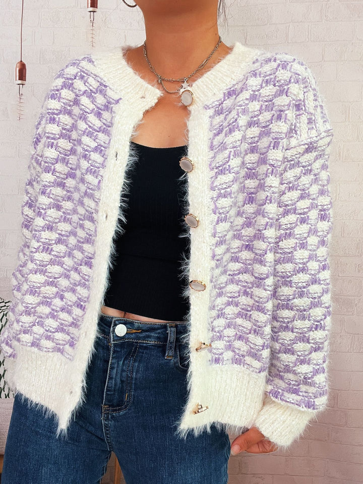 Kvinnelig fluffy cardigan med moteriktig knappedetaljstruktur og avslappet passform Skjora
