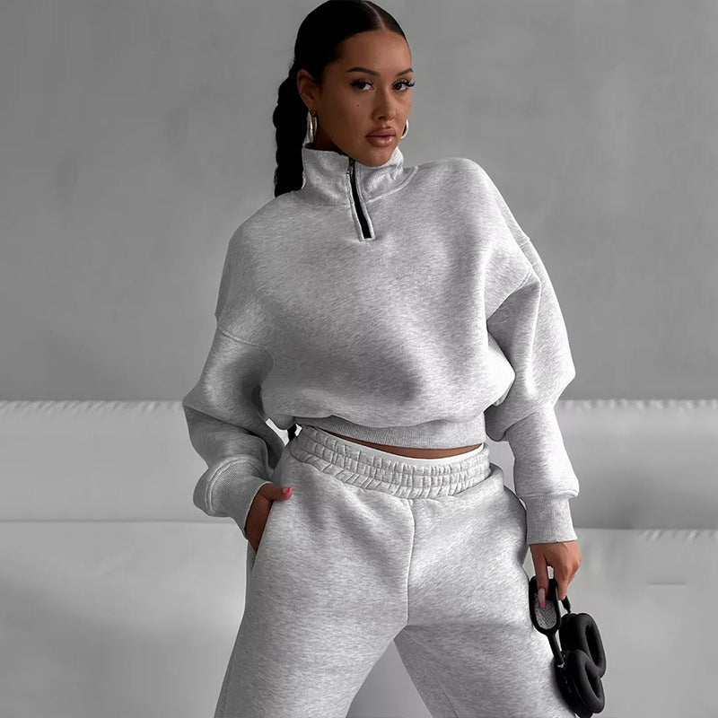 Kvinnen's sporty sweatshirt med høy krage og komfortable joggers Skjora