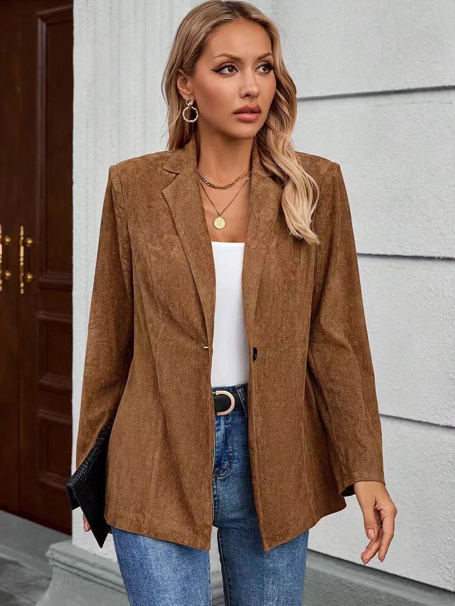 Kvinne Elegant Blazer laget av fløyelsmykt stoff med en strukturert overflate Skjora
