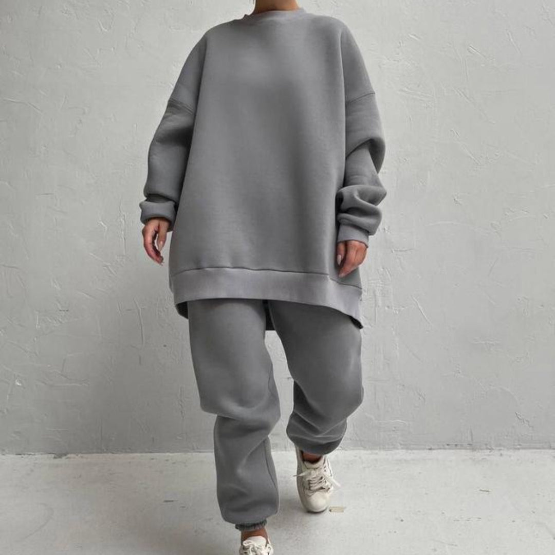 Kvinnens komfortable oversized loungewear-sett med høy krage og elastiske mansjetter