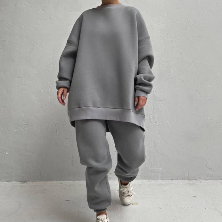 Kvinnens komfortable oversized loungewear-sett med høy krage og elastiske mansjetter